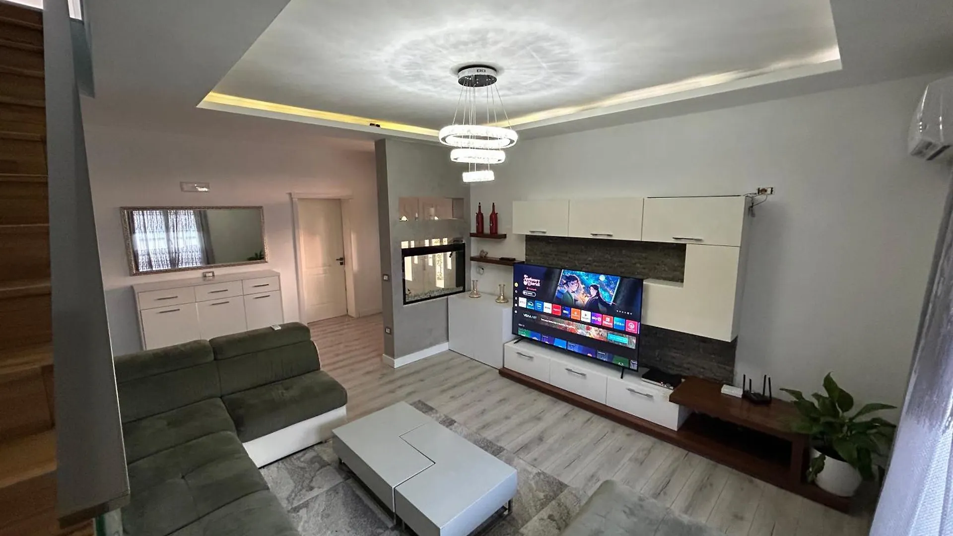 Henri\'S Apartament location